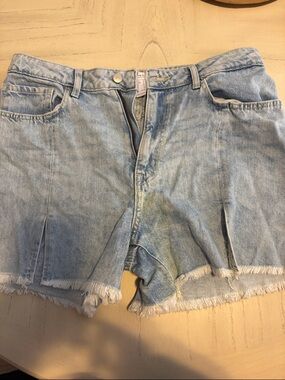 Forever 21 Light Wash Denim Frayed Hem Shorts